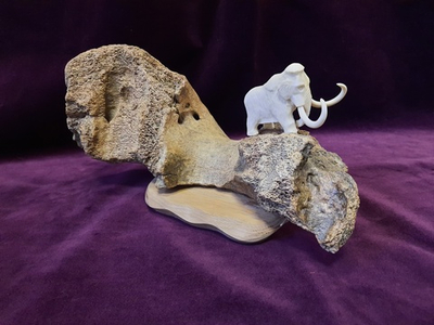 Скульптура "В пути", фрагмент челюсти мамонта, рог лося, красное дерево