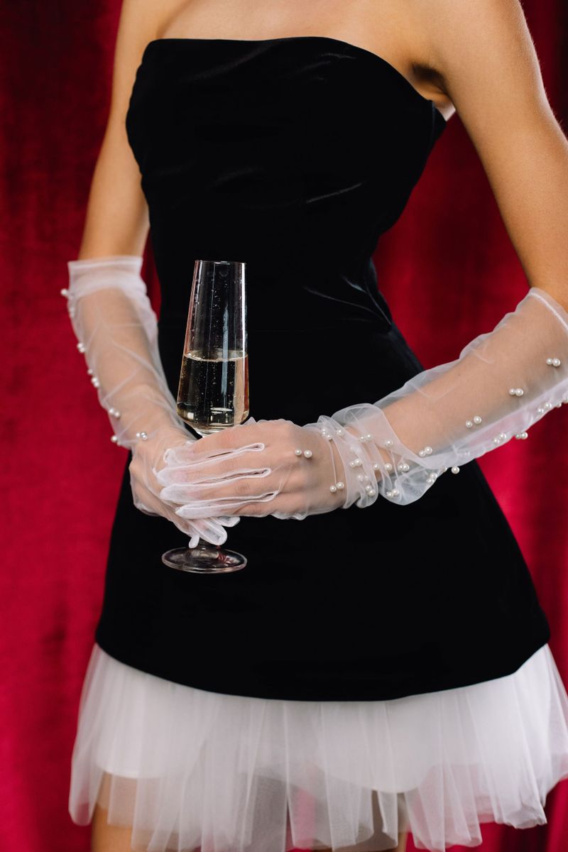 Блуза из бархата с баской черная