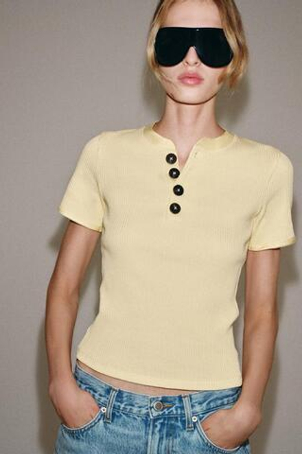 ZARA ХЛОПКОВАЯ ФУТБОЛКА С ПУГОВИЦАМИ, ЛИМОННЫЙ