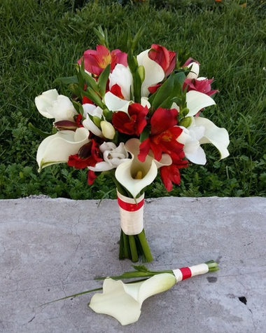 Букет невесты из калл и альстромерий с бутоньеркой