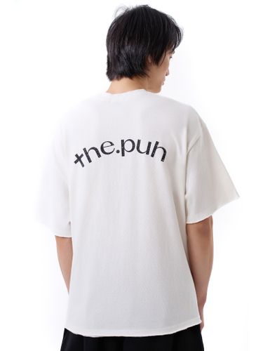 Белая футболка с необработанными краями и лого