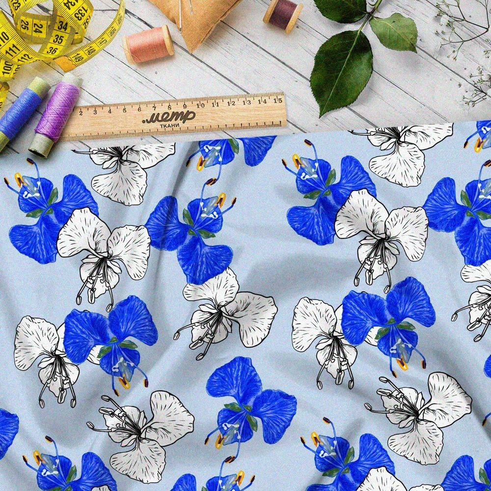 Ткань муслин белые и синие орхидеи на голубом фоне