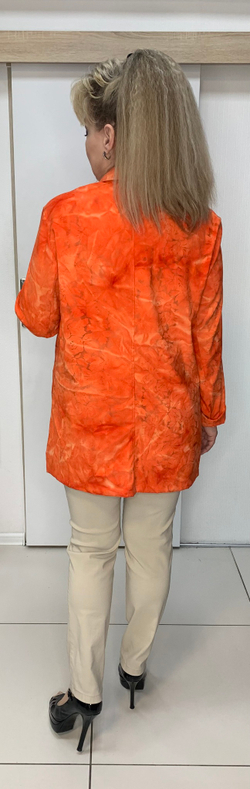 Оранжевый пиджак с изящным цветочным принтом