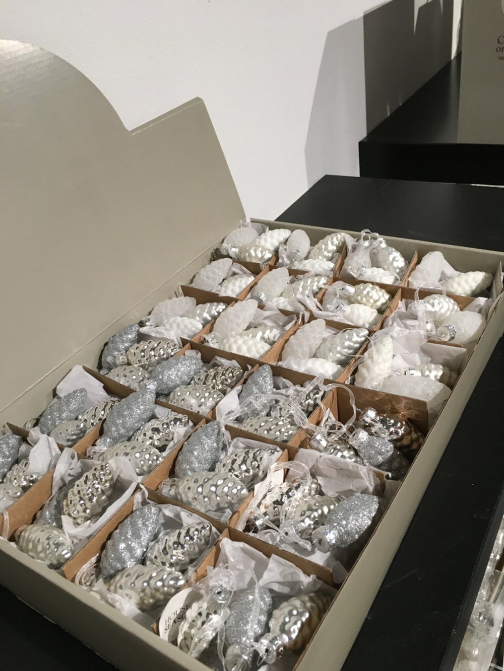 Набор елочных игрушек 48шт House of Seasons Шишки Первый снег в ассортименте 2 вида