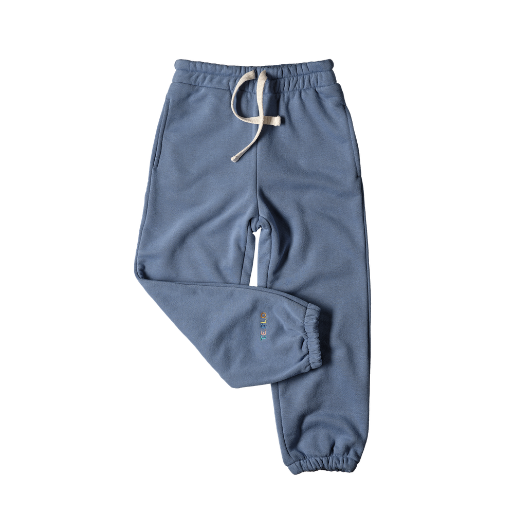 Джоггеры  свободного кроя. Пояс на резинке со шнурком. Модель идеально подойдет , как для мальчиков, так и для девочек.    Джоггеры изготовлены  из натуральных материалов: футер трехнитка качества "компакт пенье" с велюровым эффектом.    Базовая вещь, которая станет отличным дополнением в детском гардеробе.   Состав: 95% хлопок 5% полиэстер