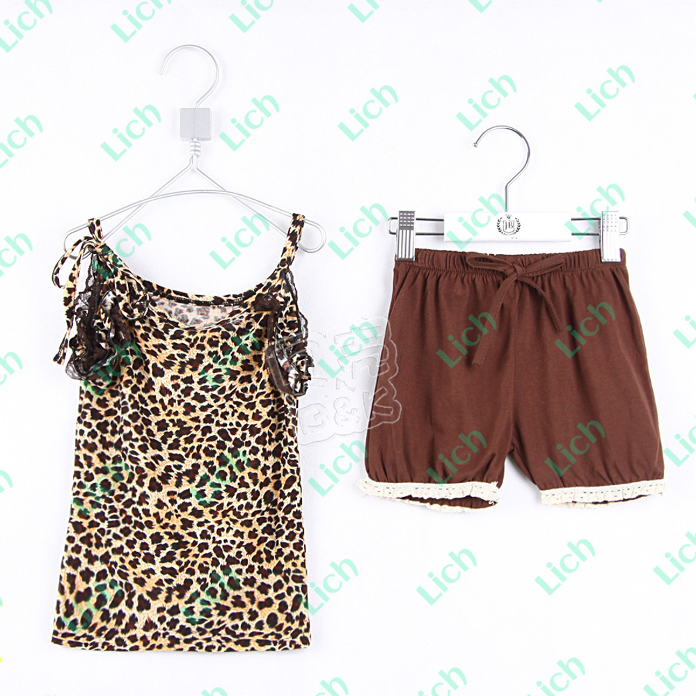 Костюм: топ с леопардовым принтом и шорты с отделкой тесьмой