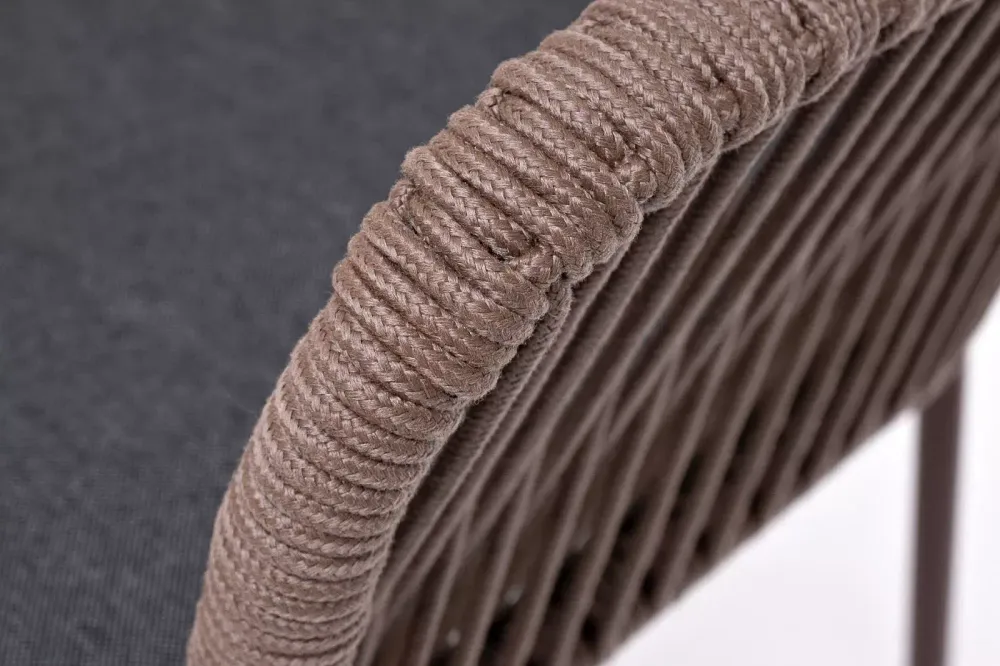 "Лион" стул плетеный из роупа, каркас из стали коричневый (RAL8016) муар, роуп коричневый круглый, ткань темно-серая 027