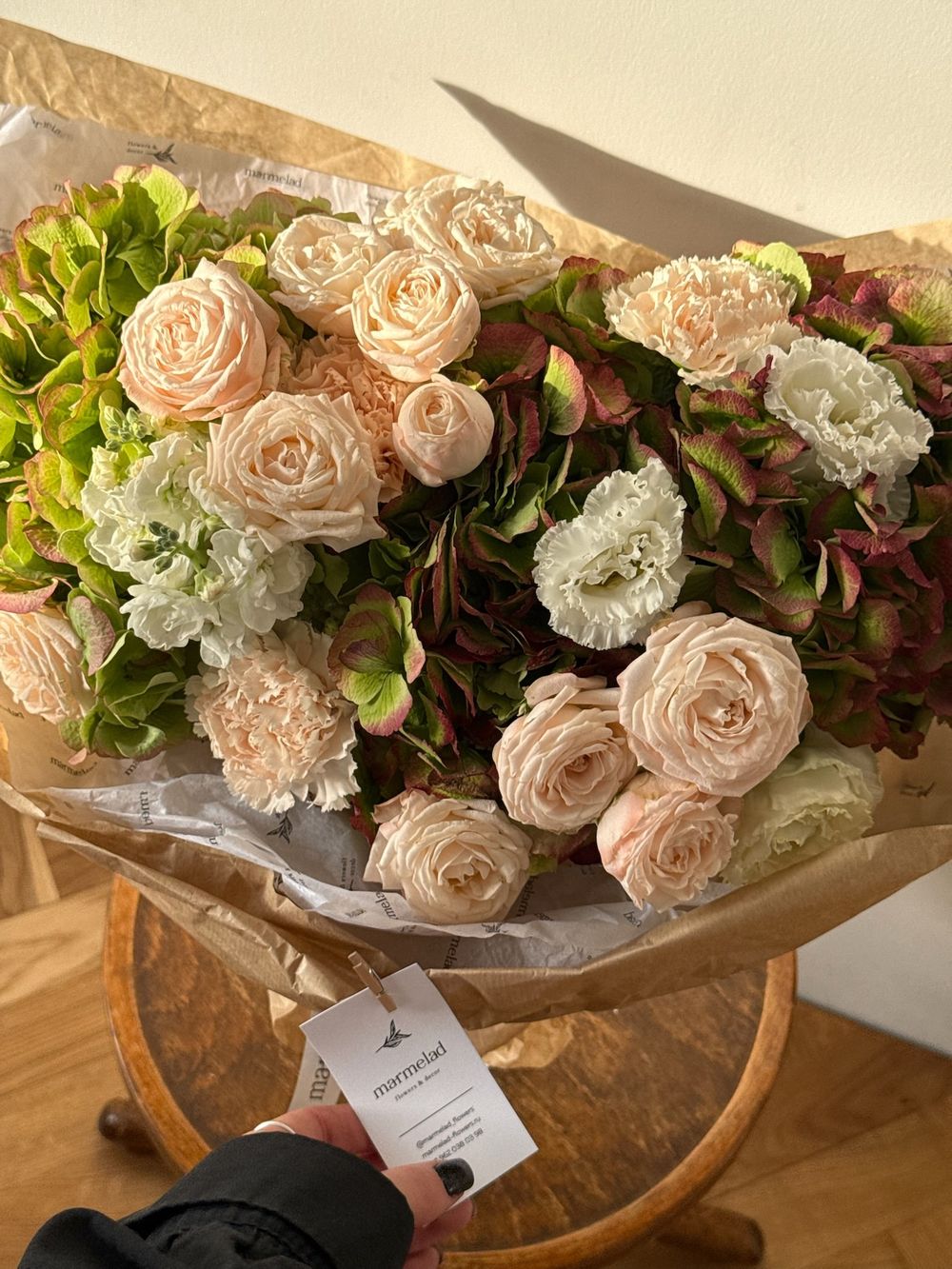 Букет из гортензии, маттиолы, кустовых пионовидных роз, лизиантуса и диантусов