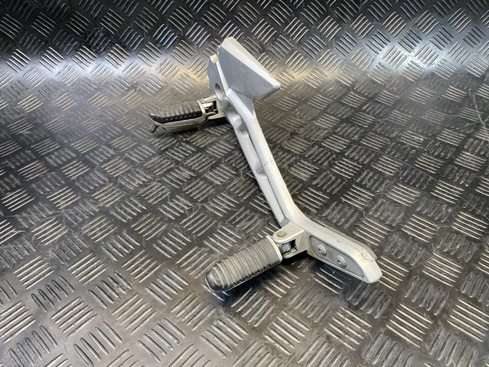 Подножки водителя и пассажира с кронштейном левые Suzuki GSR400 (GK7DA)