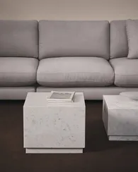 Приставной столик Sorein из белого мрамора 40 x 40 см