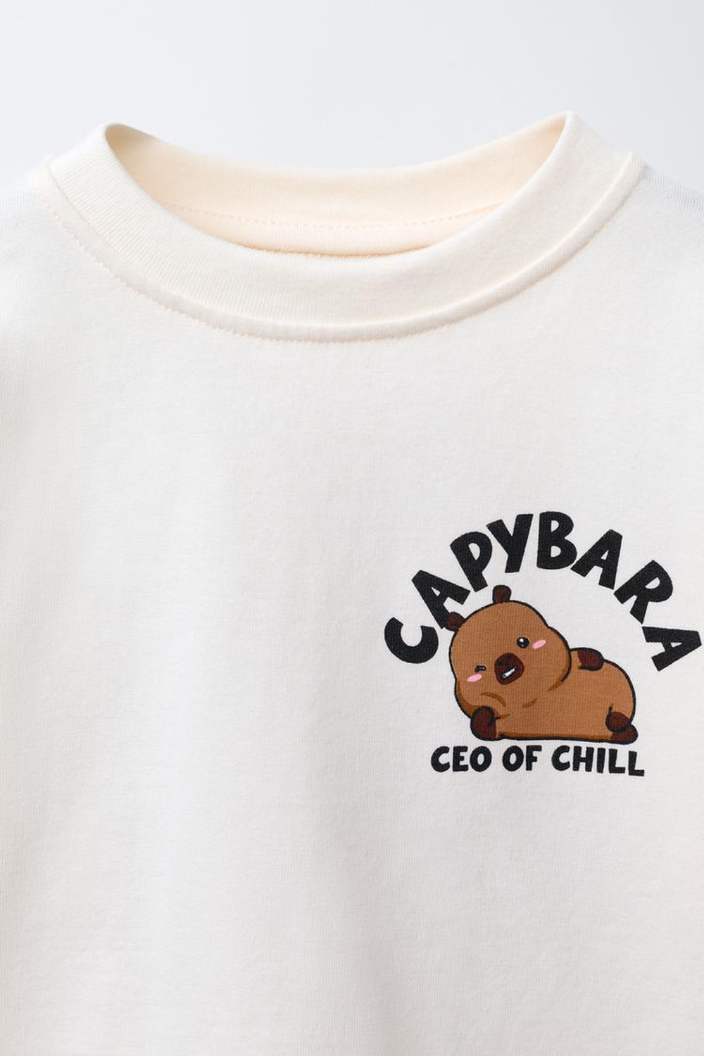ZARA ФУТБОЛКА С ПРИНТОМ «КАПИБАРА КАПИФАН» ©, ЭКРЮ