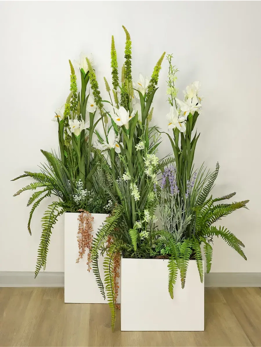 Напольная композиция из искусственных растений и цветов