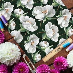 Ткань кулирная гладь белые цветы из комиксов на тёмно-зелёном фоне