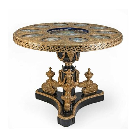 Винтажный стол с медальонами