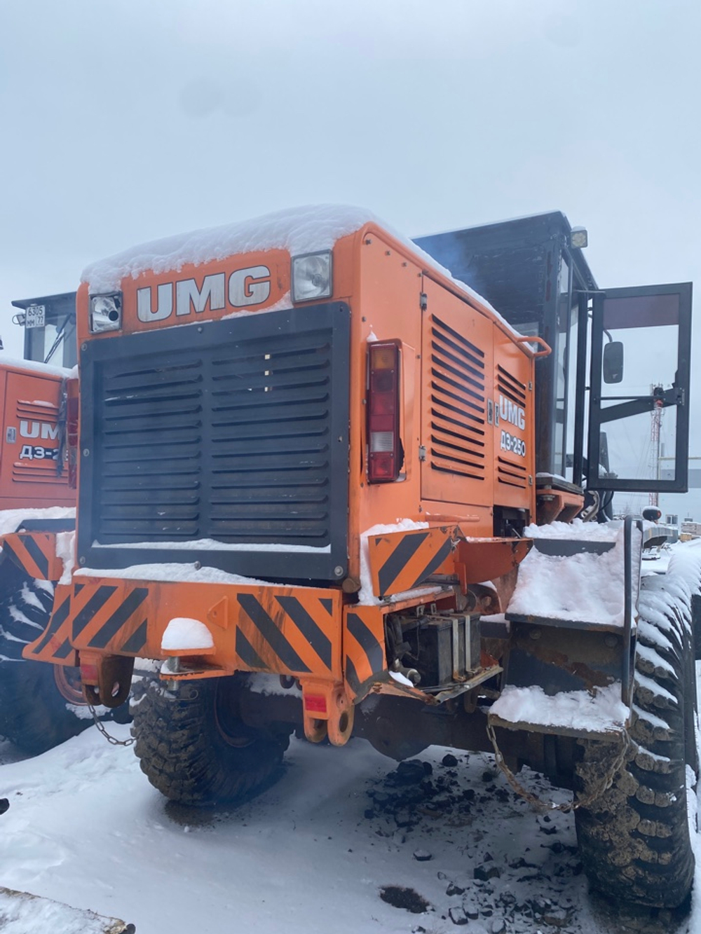 UMG (ЧСДМ) ДЗ-250* Автогрейдер ДЗ-250.00000-110 (Дизельный, 14,9 л, 235 л.с., МТ)