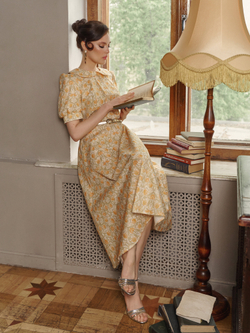 Платье с отложным воротником