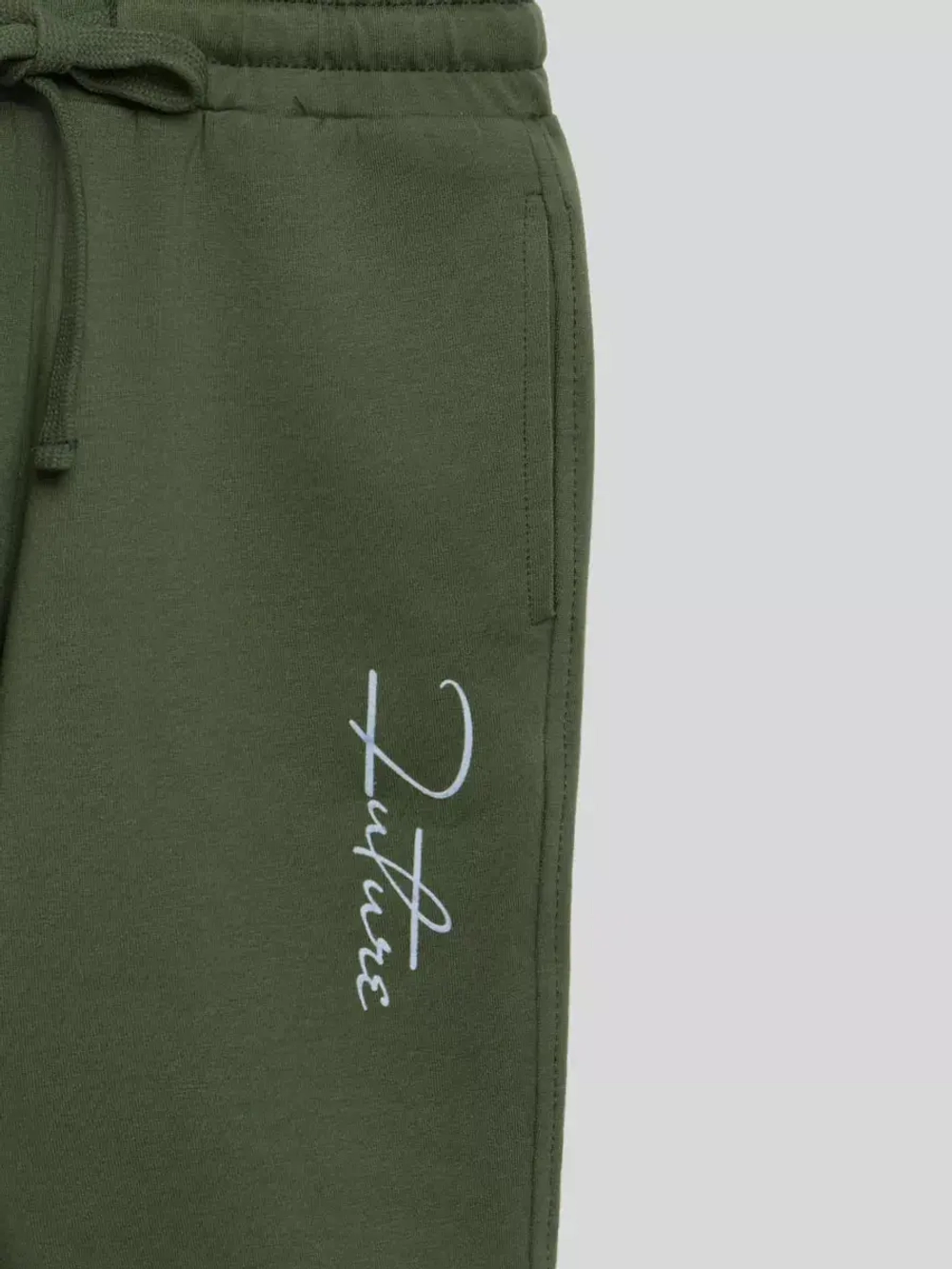 Зеленый костюм для мальчика в школу