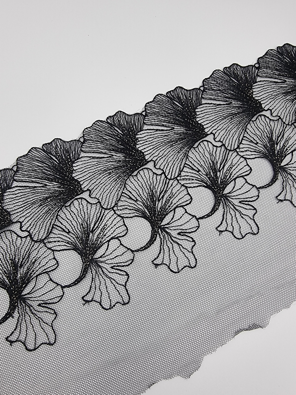 Вышивка на сетке чёрный/золото К735 правая