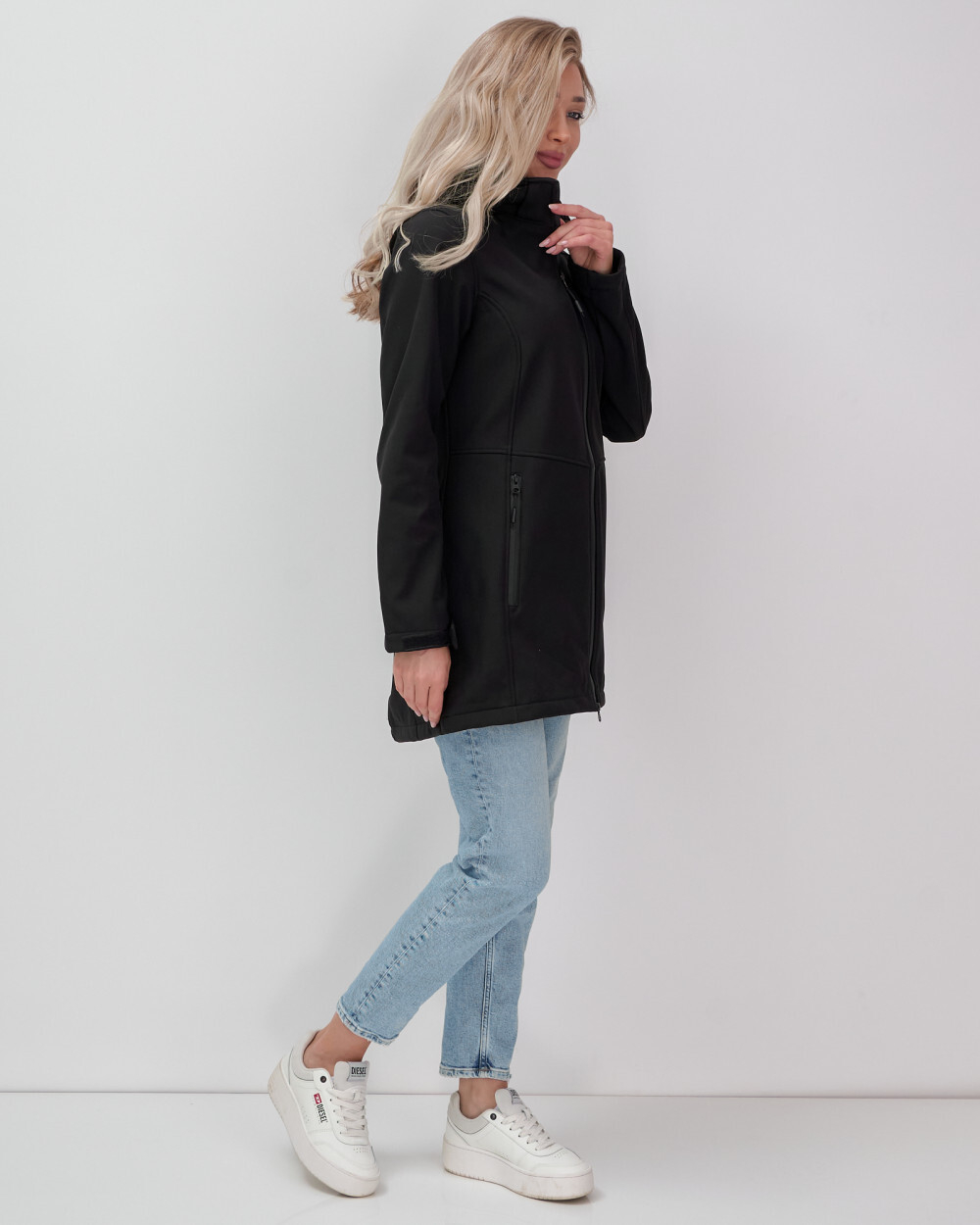 Парка спортивная женская с капюшоном softshell черного цвета 9568Ch