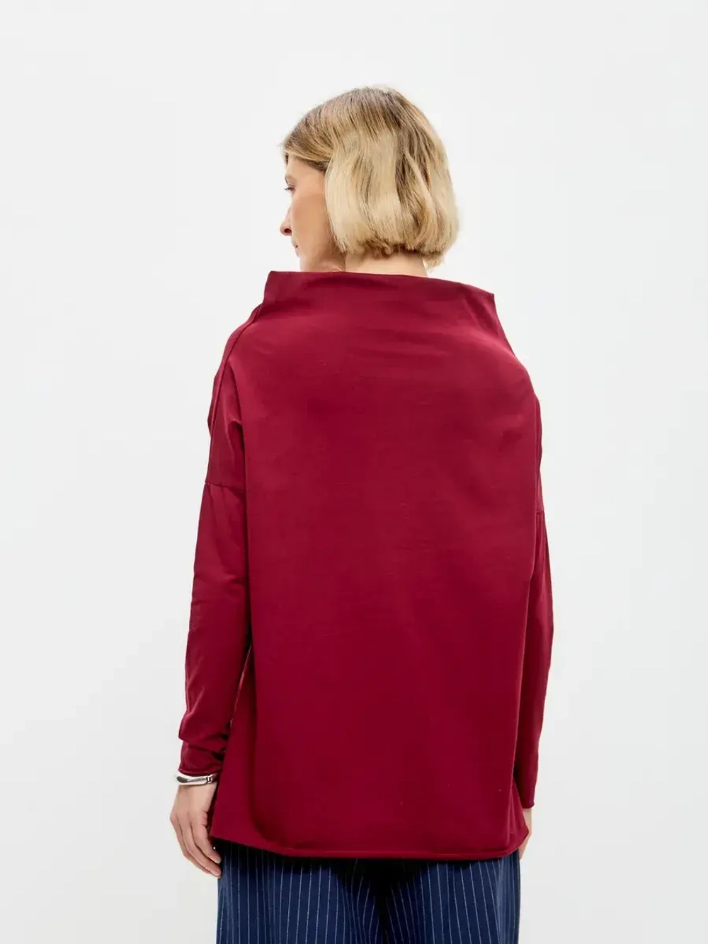 Лонгслив оверсайз с вырезом лодочка винный