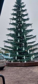 Светодинамическая елка ствольная со скамейкой, встроенная гирлянда: Теплый свет - "Лесная" (Литая хвоя) 12 м