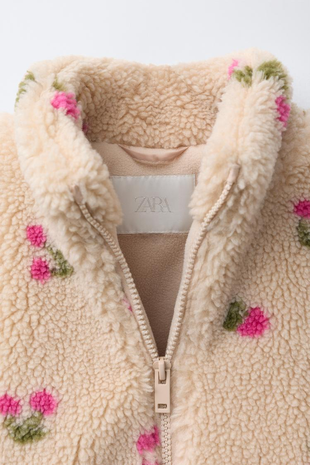 ZARA КУРТКА ИЗ ИСКУССТВЕННОЙ ОВЧИНЫ С ВИШНЯМИ, ЭКРЮ