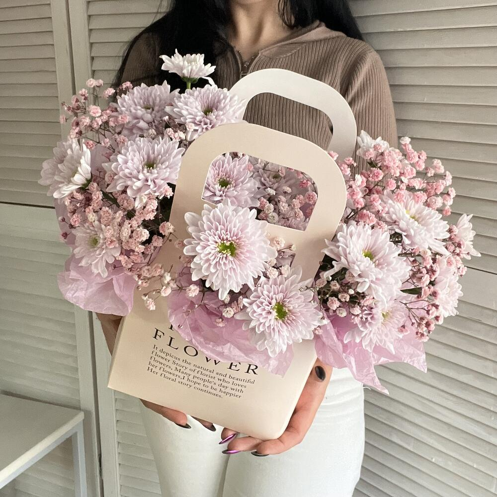 Гипсофилы и хризантемы в сумочке