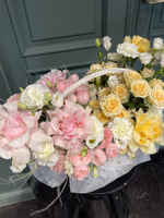 Цветочная корзина из роз, эустомы, диантусов и кустовых пионовидных роз