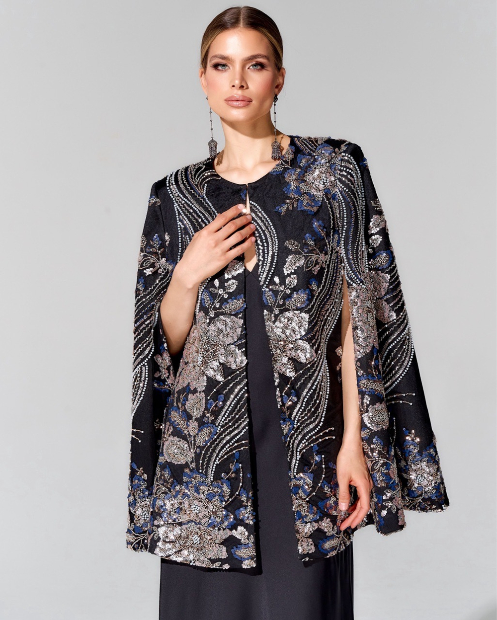 Кейп с вышивкой ручной работы