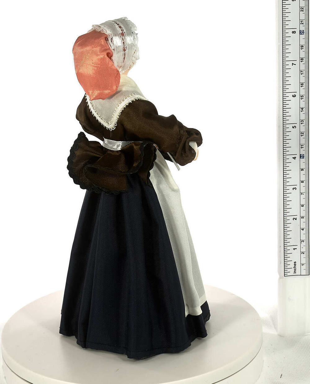 Фарфоровая кукла коллекционная  Костюм служанки 18 век Франция. Сувенир ручной работы