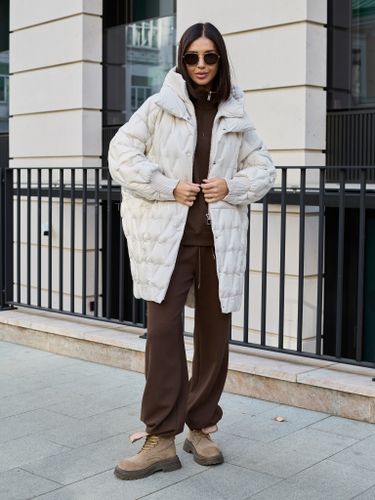 Светло-бежевый удлиненный пуховик с манишкой-капюшоном