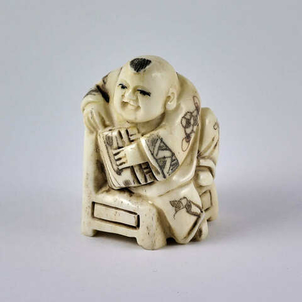 Читающий мальчик на стуле