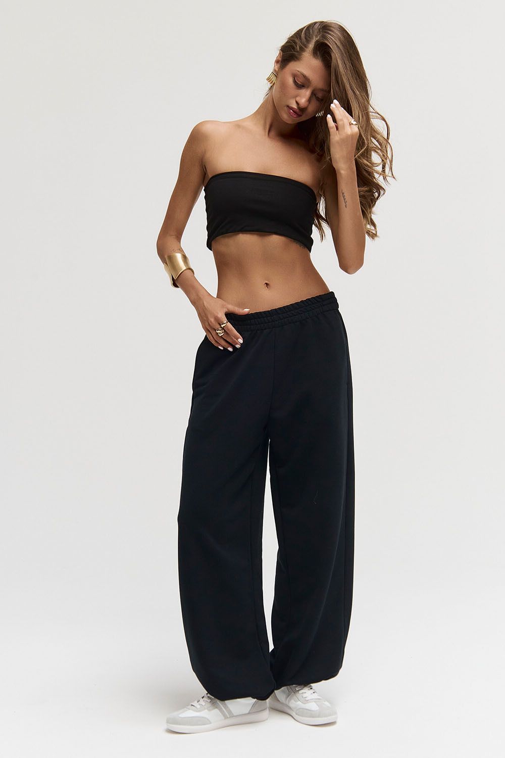 Широкие джоггеры без начеса с утяжкой черного цвета