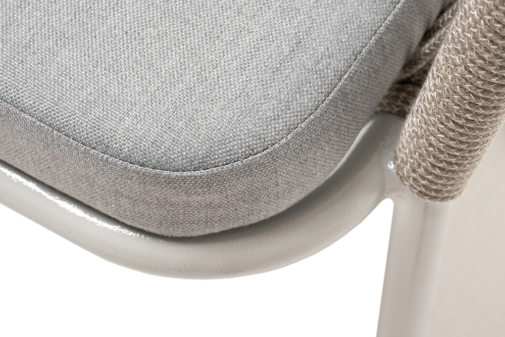 "Лион" стул плетеный из роупа, каркас алюминий светло-серый (RAL7035) муар, роуп серый меланж круглый, ткань светло-серая
