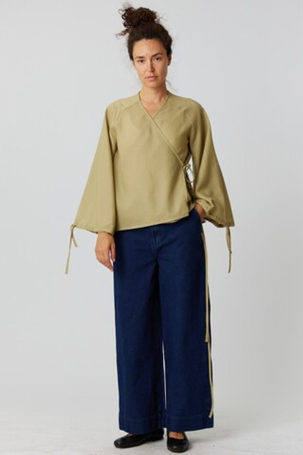 Блузка на запах из светло-зеленой тонкой шерсти