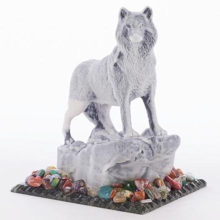 Сувенир "Волк на скале" змеевик мрамолит самоцветы 100х80х120 мм 390 гр.  R118998