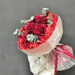 Букет из 5 красных французских роз с эвкалиптом