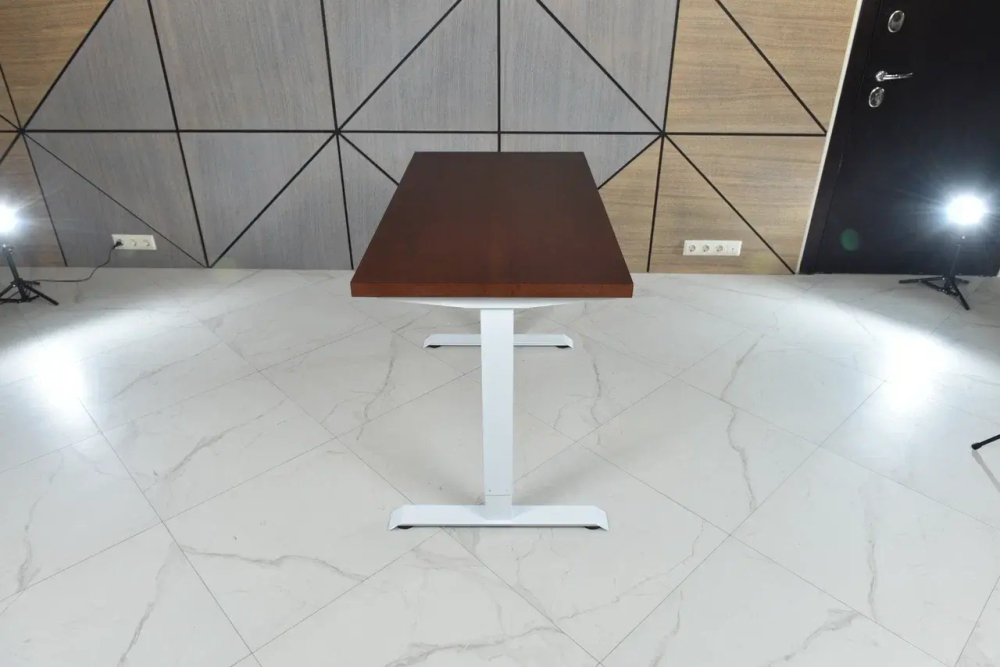 Регулируемый компьютерный стол Bazalt с регулировкой по высоте — столешница МДФ Красное дерево