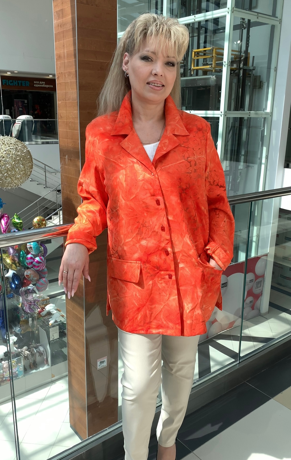 Оранжевый пиджак с изящным цветочным принтом