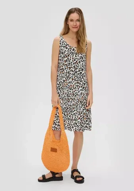 Платье с V-образным вырезом