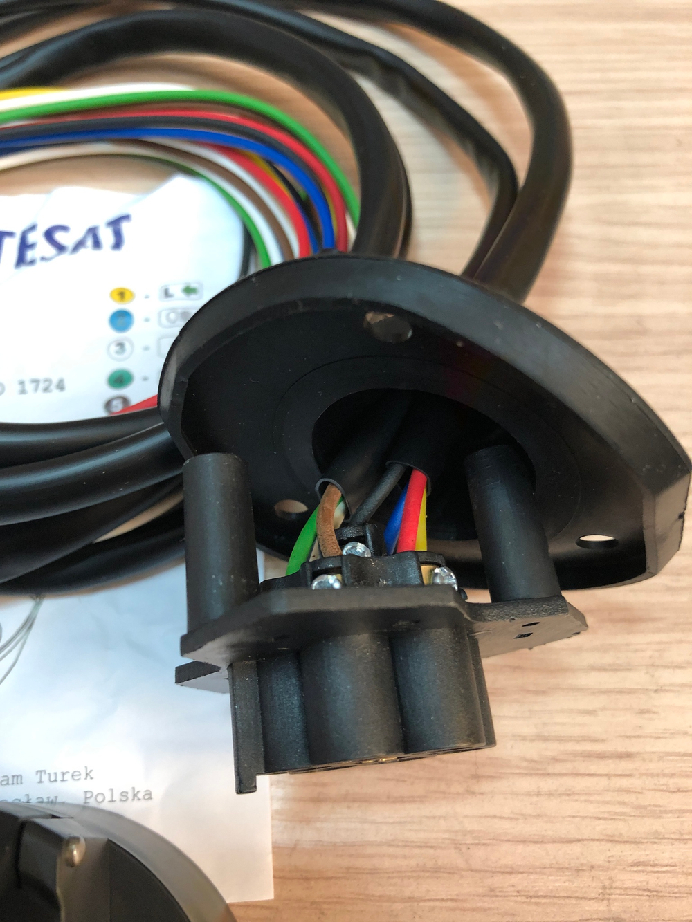 Универсальная электрика Tesat для фаркопа, провода 2 м. Розетка с уплотнителем.