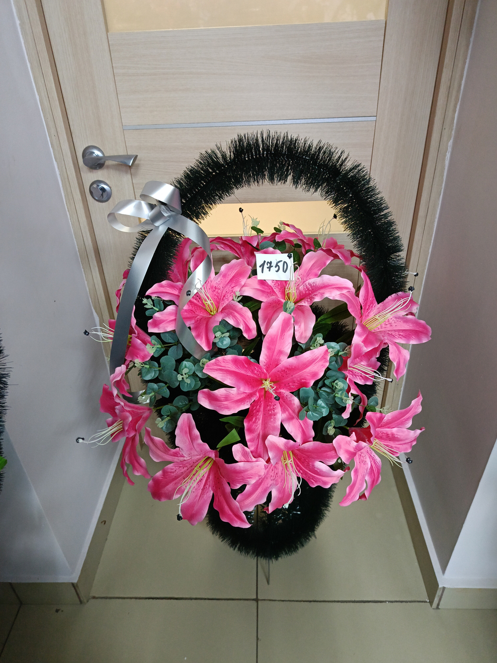 Корзина розовые лилии