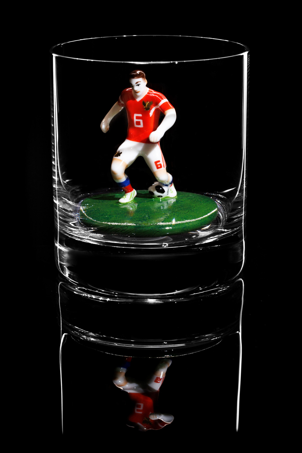 Подарочный набор из двух бокалов для виски в ореховой упаковке. «Футболисты. Два игрока».
