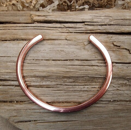 Медный браслет квадратного сечения, жесткий. Длина 19 см.