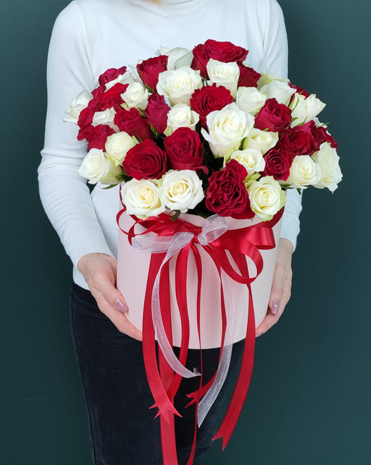 Роза белая и красная,51 шт в коробке(00103)
