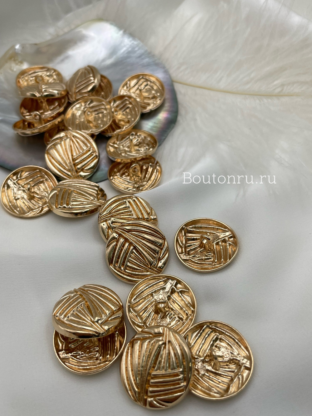 Пуговицы золотистые декоративные рифленые