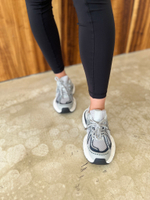 Кроссовки женские серебро