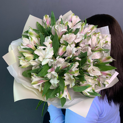 Букет 15 белых альстромерий