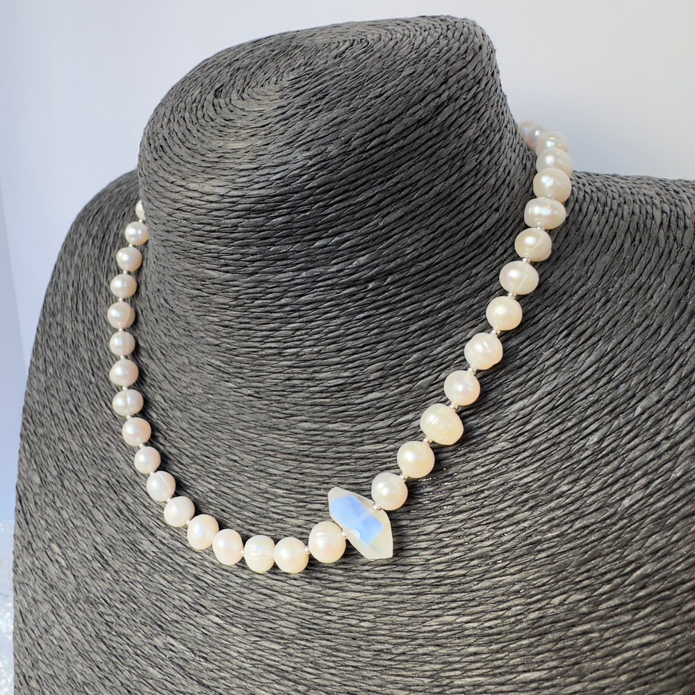 Чокер "Молочный свет"