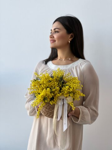 Корзина с мимозой